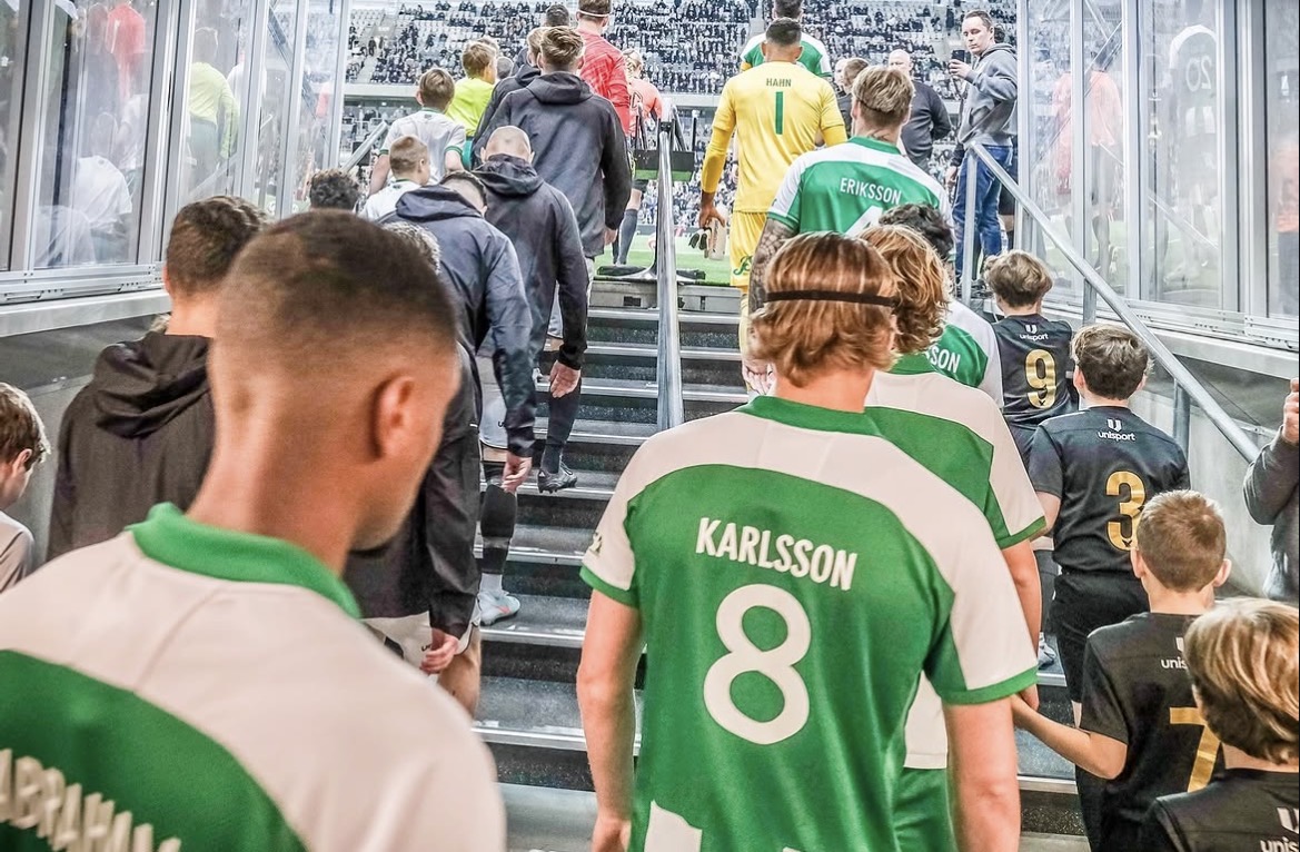 Spelarna går upp ur tunneln