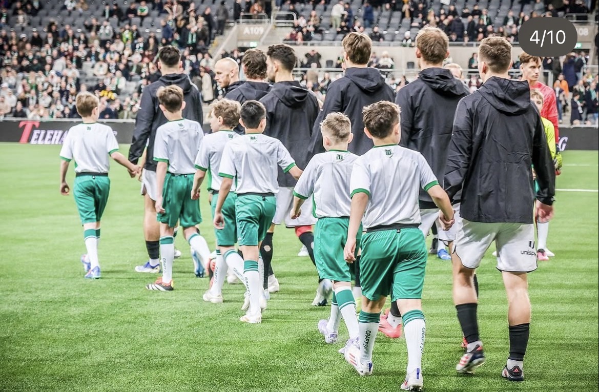 Bollkallar och spelare på planen inför avspark