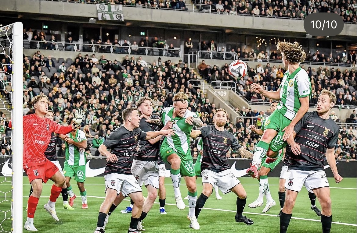 Nick i luftduell framför mål